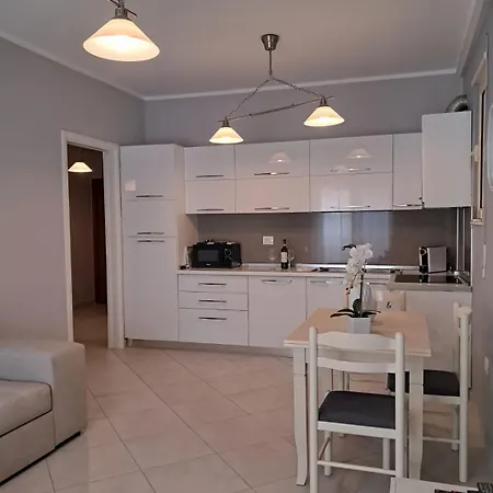 شقة Entela Apartament فلورا